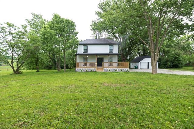 21195 S Woodland Road, Spring Hill, KS 66083