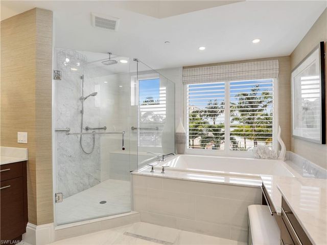 13665 Vanderbilt DR 301, Naples, FL 34110