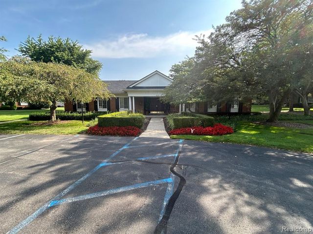 683 E Fox Hills Drive, Bloomfield Hills, MI 48304