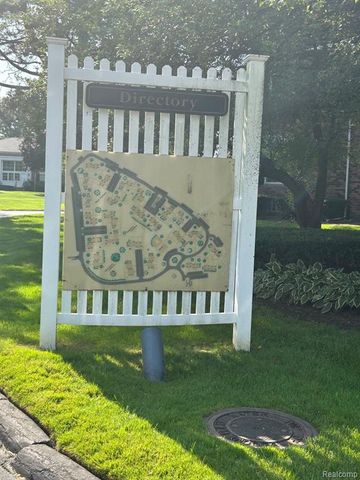 683 E Fox Hills Drive, Bloomfield Hills, MI 48304