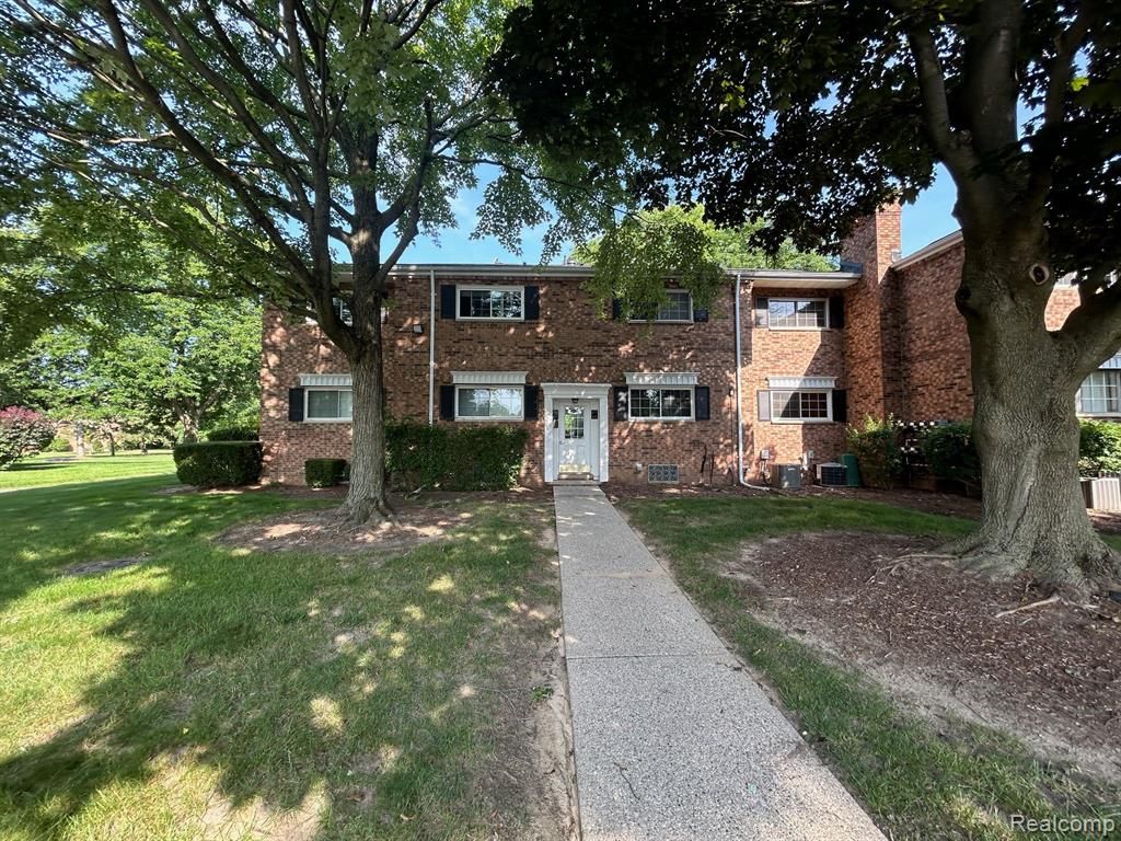 683 E Fox Hills Drive, Bloomfield Hills, MI 48304