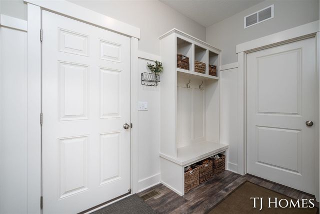 6200 Kuiper Drive, Grandville, MI 49418
