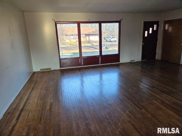 531 S BARNEWOLT Drive, Peoria, IL 61604