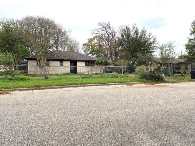 2418 28th Avenue N, Texas City, TX 77590