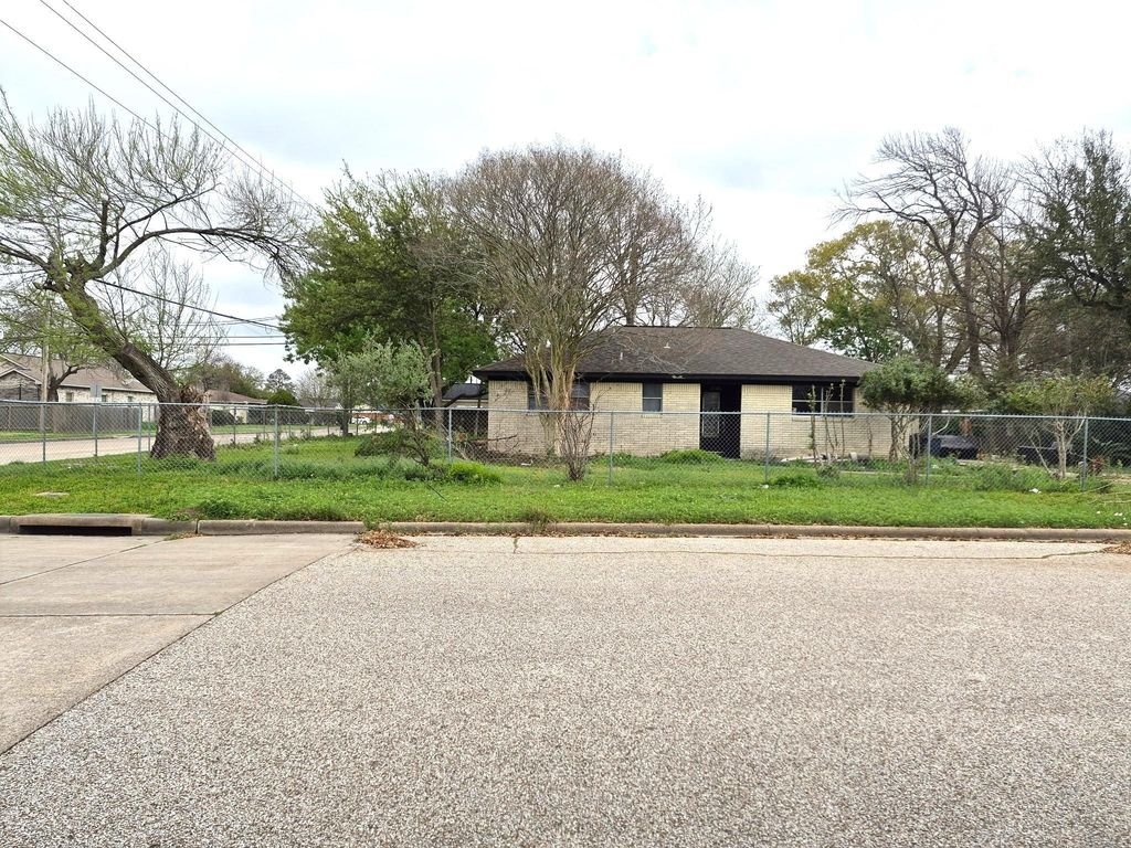 2418 28th Avenue N, Texas City, TX 77590