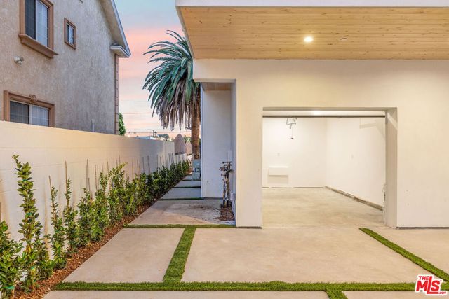 6239 Banner Avenue 1-2, Los Angeles, CA 90038