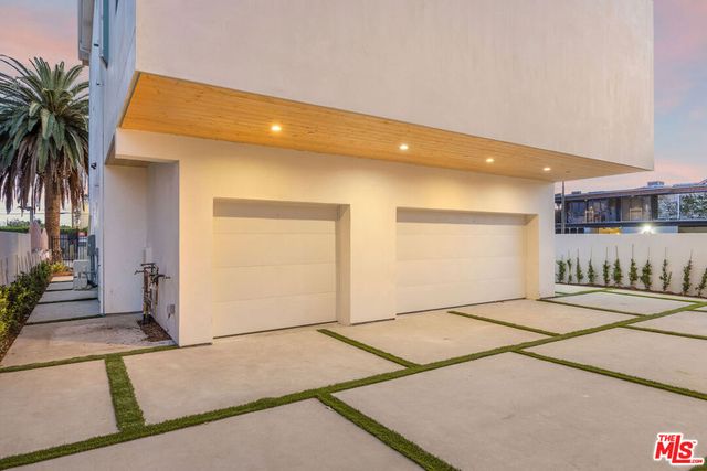 6239 Banner Avenue 1-2, Los Angeles, CA 90038