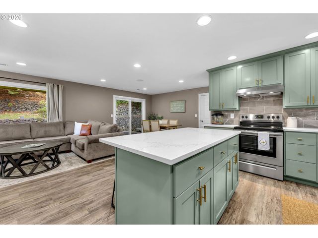 1401 PAULI Dr, Kelso, WA 98626