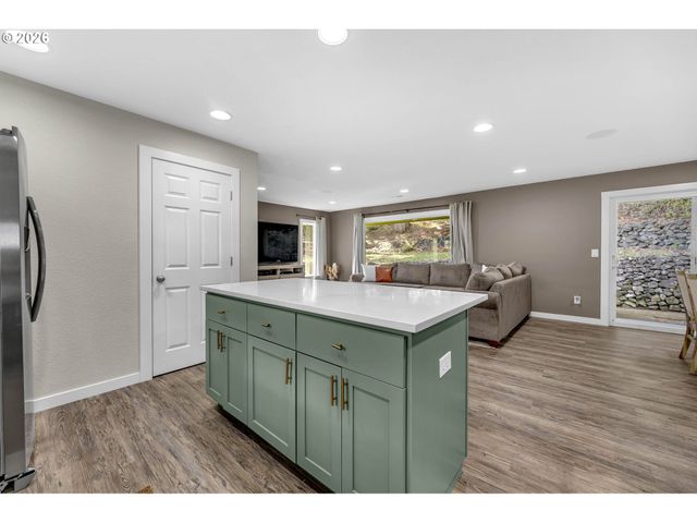 1401 PAULI Dr, Kelso, WA 98626