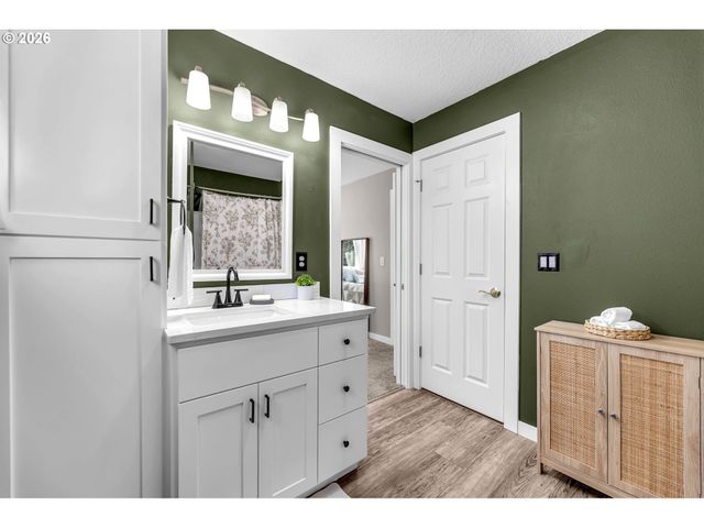 1401 PAULI Dr, Kelso, WA 98626