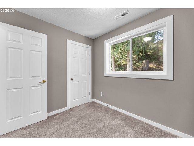 1401 PAULI Dr, Kelso, WA 98626