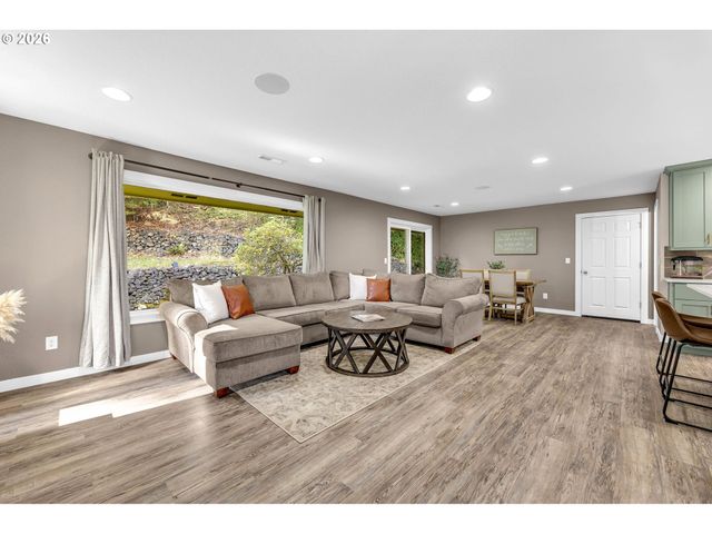 1401 PAULI Dr, Kelso, WA 98626