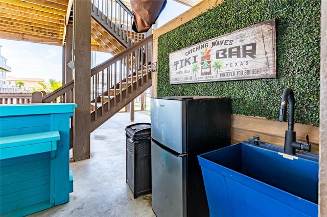 866 Townsend Drive, Crystal Beach, TX 77650