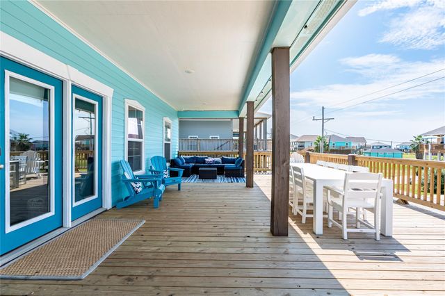 866 Townsend Drive, Crystal Beach, TX 77650