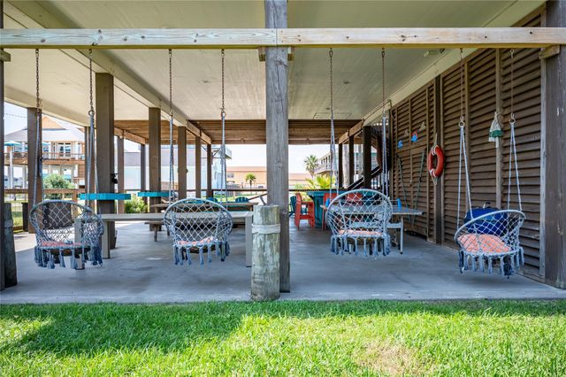 866 Townsend Drive, Crystal Beach, TX 77650