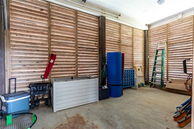 866 Townsend Drive, Crystal Beach, TX 77650