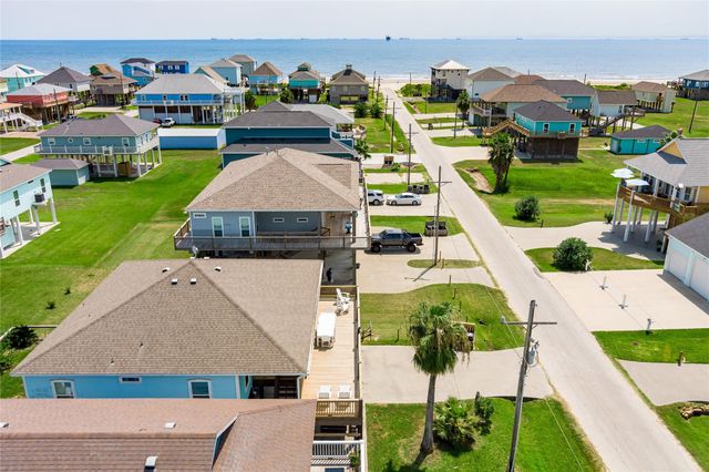 866 Townsend Drive, Crystal Beach, TX 77650