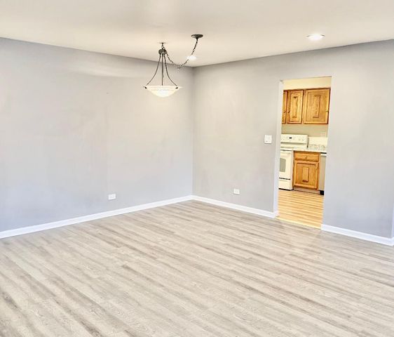 706 E Algonquin Road 204, Arlington Heights, IL 60005