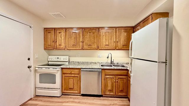 706 E Algonquin Road 204, Arlington Heights, IL 60005