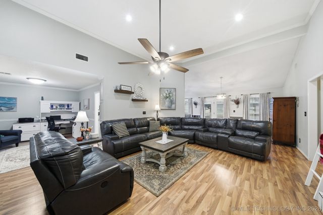 1101 N Navajo, Chouteau, OK 74337