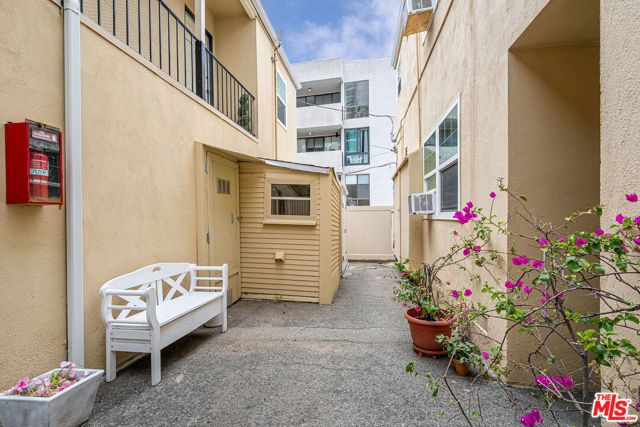 1238 S Beverly Glen Boulevard 17, Los Angeles, CA 90024