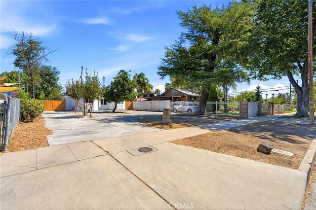 2225 E Lamona, Fresno, CA 93703