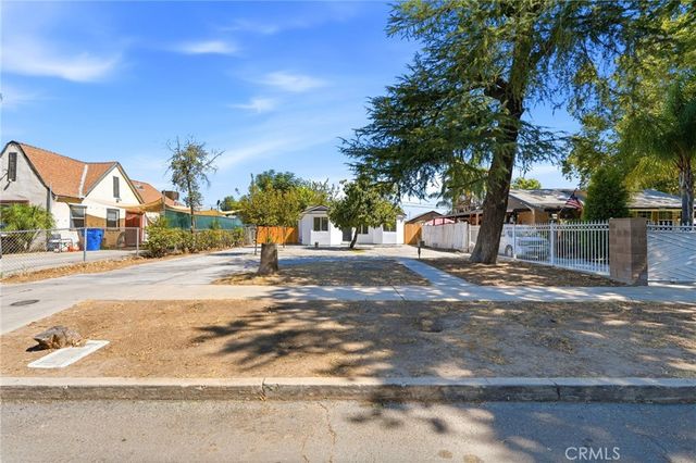 2225 E Lamona, Fresno, CA 93703