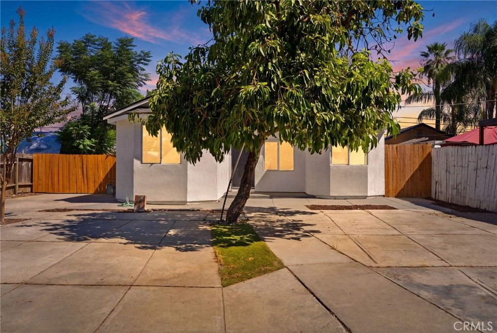 2225 E Lamona, Fresno, CA 93703