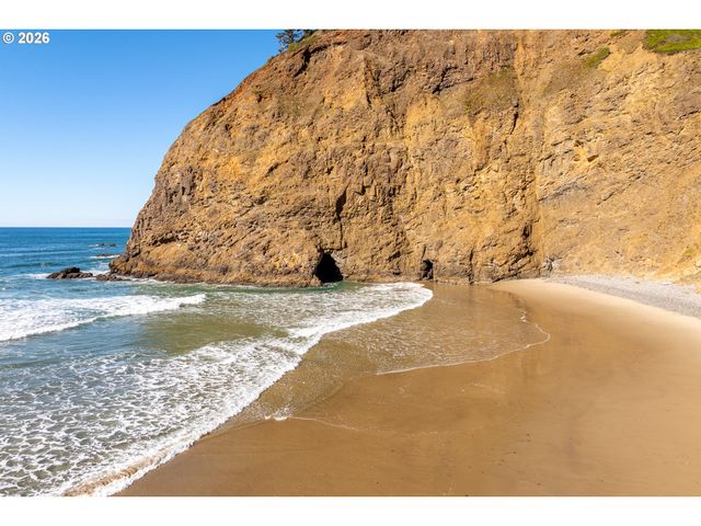2370 CAPE MEARES Loop, Tillamook, OR 97141