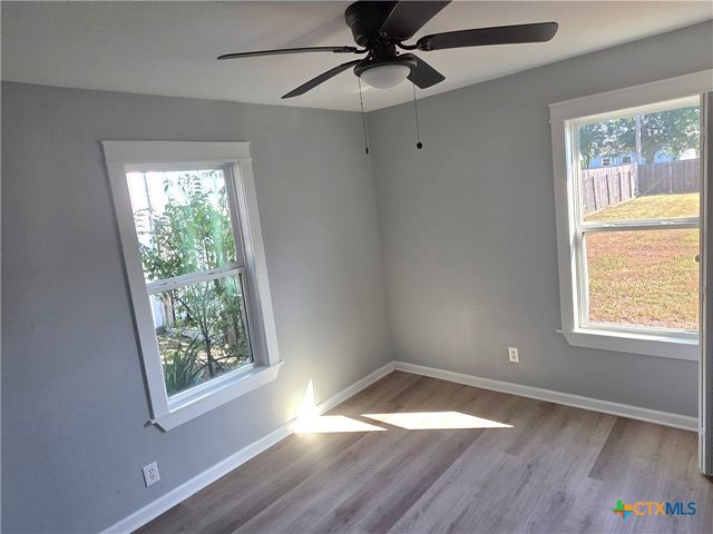 809 W Saint Louis Avenue, Seadrift, TX 77983