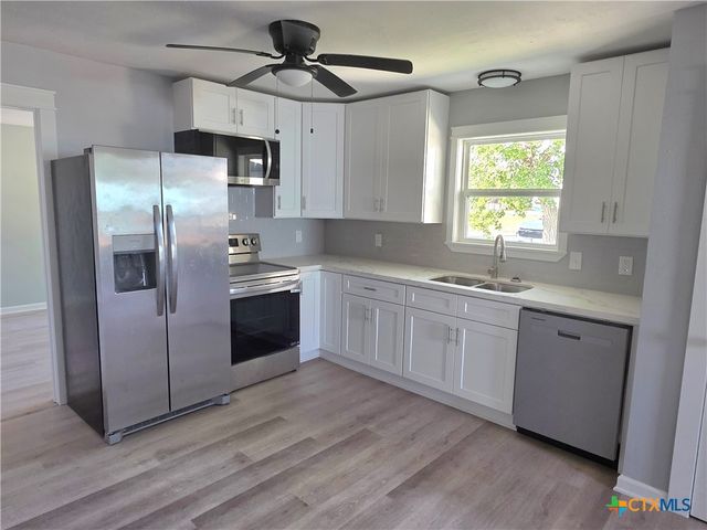 809 W Saint Louis Avenue, Seadrift, TX 77983