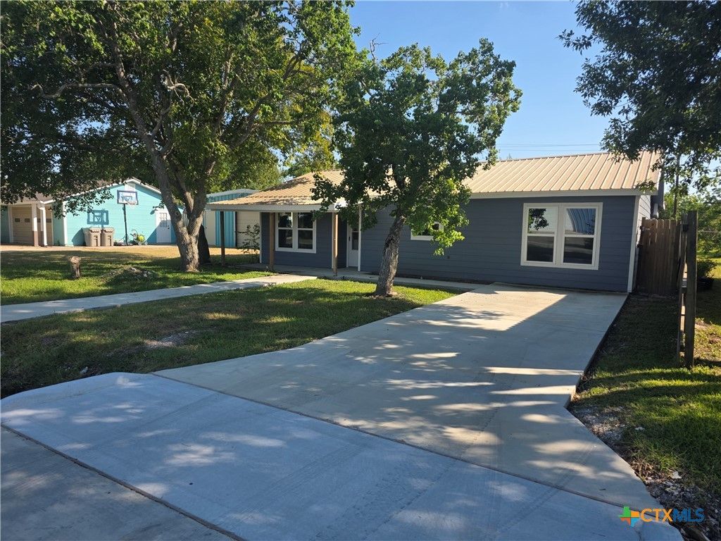 809 W Saint Louis Avenue, Seadrift, TX 77983