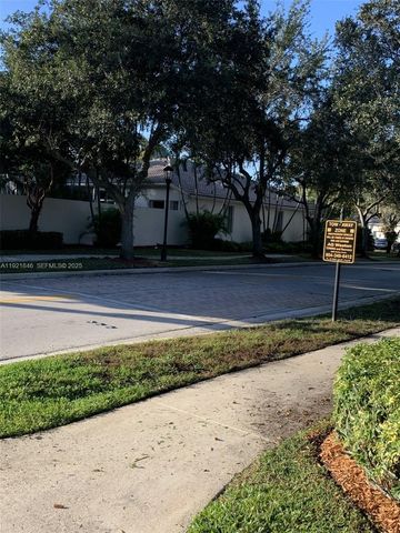 2518 Bay Pointe Ct, Weston, FL 33327