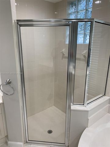 2518 Bay Pointe Ct, Weston, FL 33327