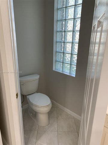 2518 Bay Pointe Ct, Weston, FL 33327