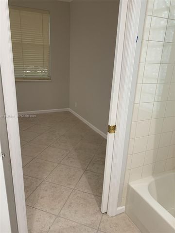 2518 Bay Pointe Ct, Weston, FL 33327