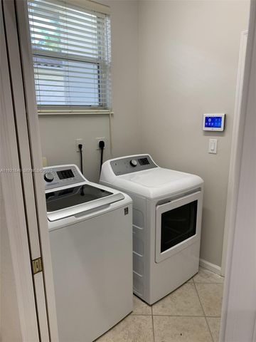 2518 Bay Pointe Ct, Weston, FL 33327