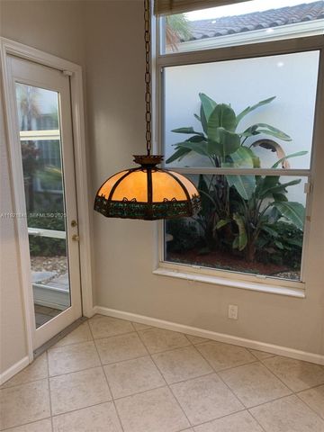 2518 Bay Pointe Ct, Weston, FL 33327