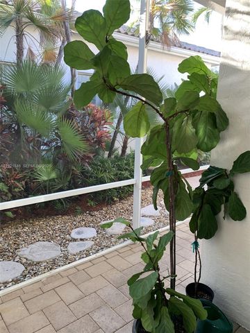 2518 Bay Pointe Ct, Weston, FL 33327