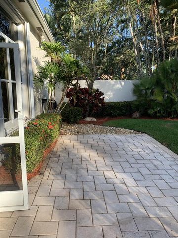 2518 Bay Pointe Ct, Weston, FL 33327