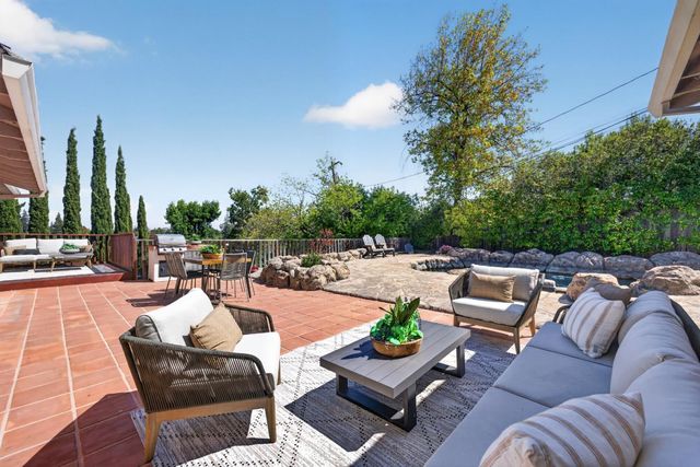 990 Oxford Drive, Los Altos, CA 94024
