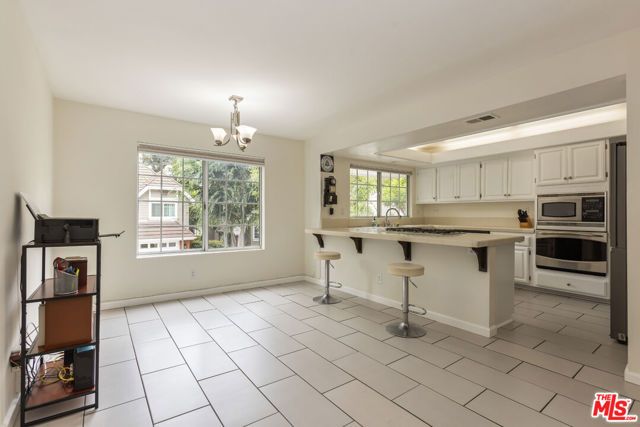 20950 Oxnard Street 10, Woodland Hills (los Angeles), CA 91367