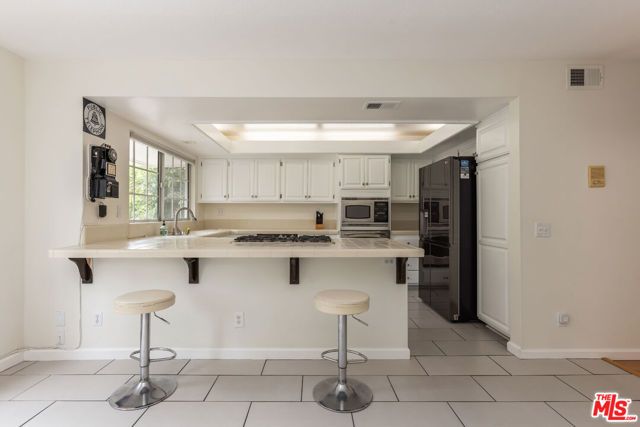 20950 Oxnard Street 10, Woodland Hills (los Angeles), CA 91367
