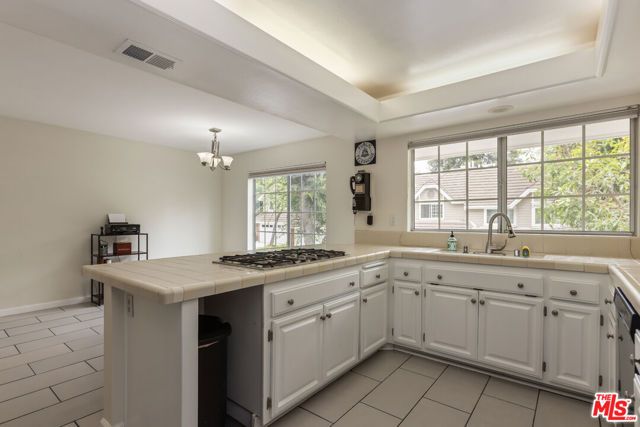 20950 Oxnard Street 10, Woodland Hills (los Angeles), CA 91367