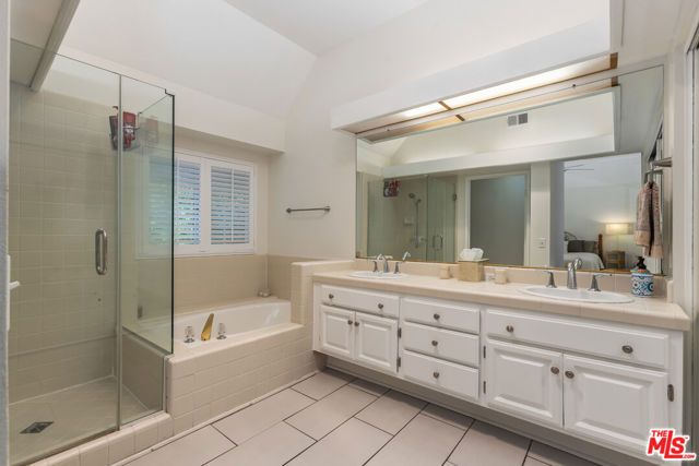 20950 Oxnard Street 10, Woodland Hills (los Angeles), CA 91367