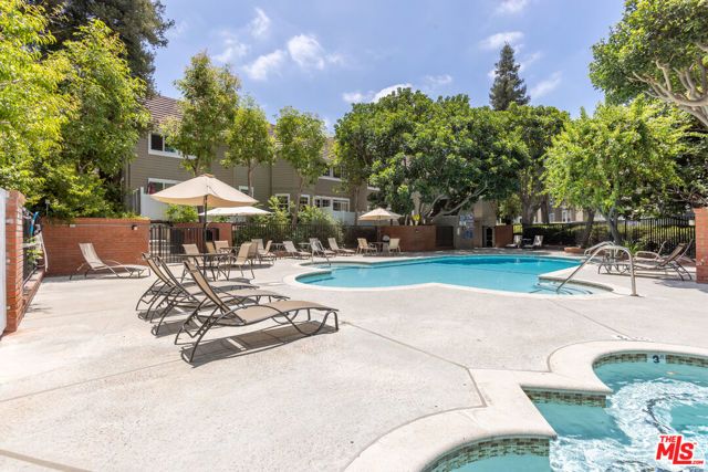20950 Oxnard Street 10, Woodland Hills (los Angeles), CA 91367