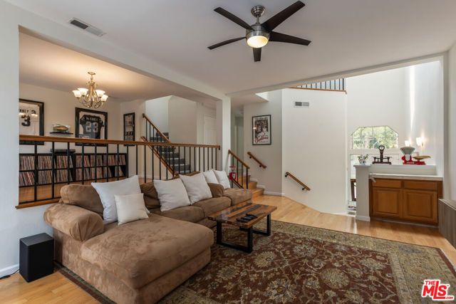 20950 Oxnard Street 10, Woodland Hills (los Angeles), CA 91367
