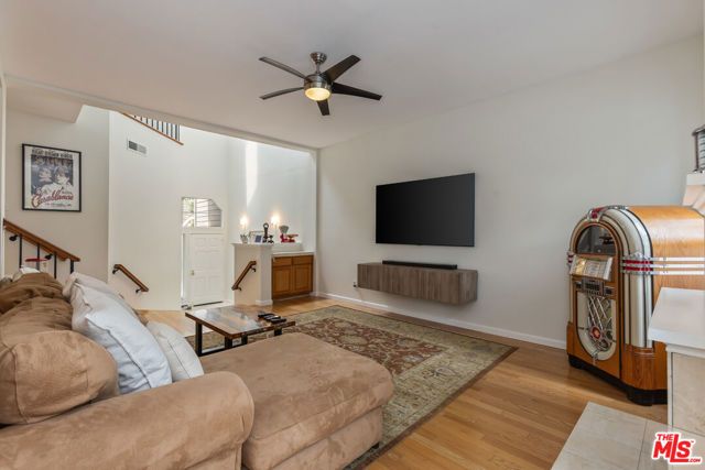 20950 Oxnard Street 10, Woodland Hills (los Angeles), CA 91367