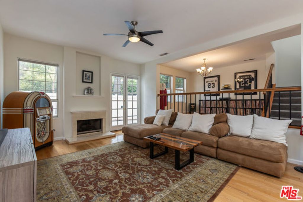 20950 Oxnard Street 10, Woodland Hills (los Angeles), CA 91367