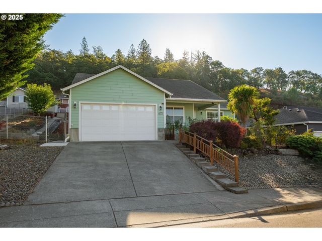 675 Ne CUMMINS St, Roseburg, OR 97470
